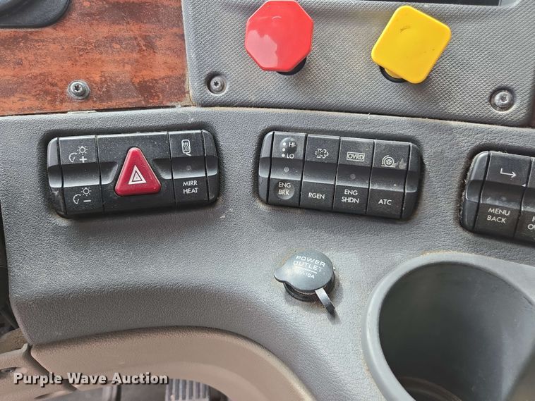 image for item FB9388 2018 Freightliner Cascadia125 semi truck