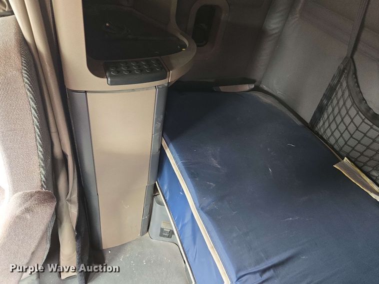 image for item FB9388 2018 Freightliner Cascadia125 semi truck