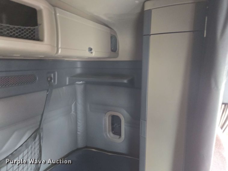 image for item FB9388 2018 Freightliner Cascadia125 semi truck