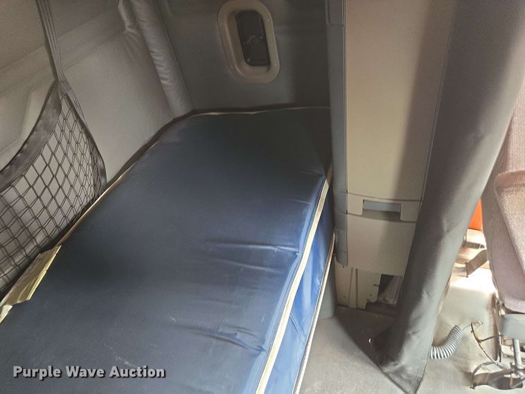 image for item FB9388 2018 Freightliner Cascadia125 semi truck