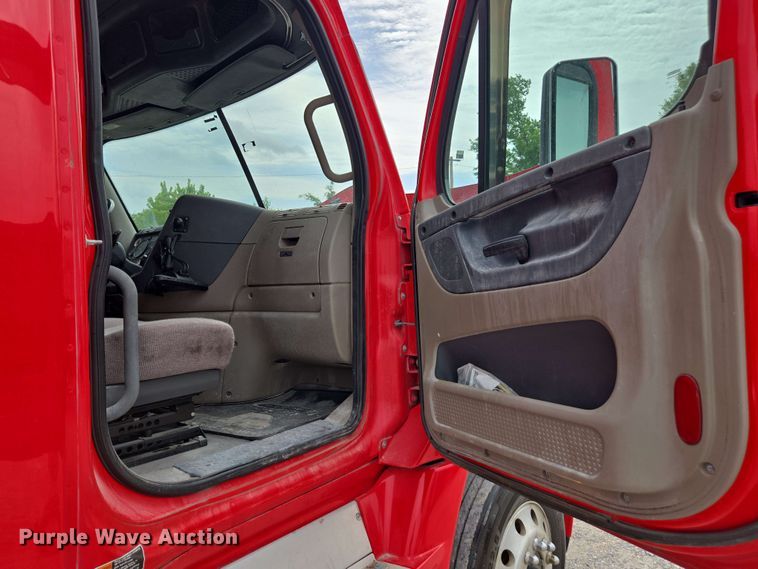 image for item FB9388 2018 Freightliner Cascadia125 semi truck