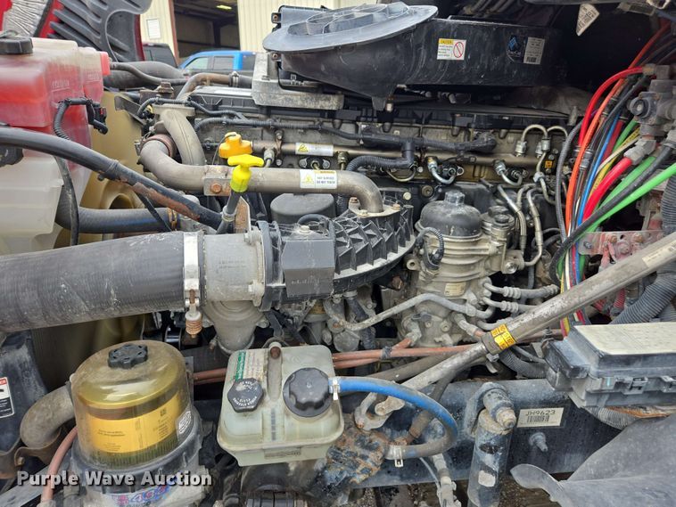 image for item FB9388 2018 Freightliner Cascadia125 semi truck