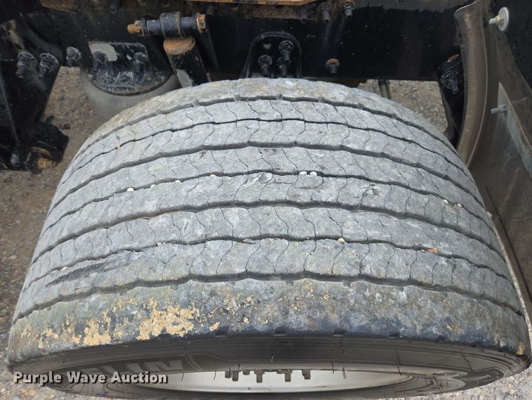 image for item FB9388 2018 Freightliner Cascadia125 semi truck