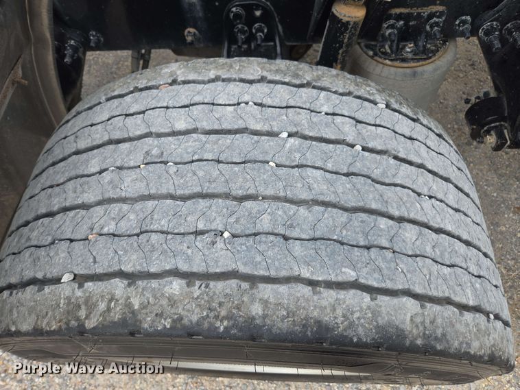 image for item FB9388 2018 Freightliner Cascadia125 semi truck