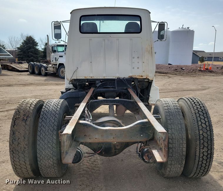 image for item NB9873 1982 Ford LN8000 truck cab and chassis