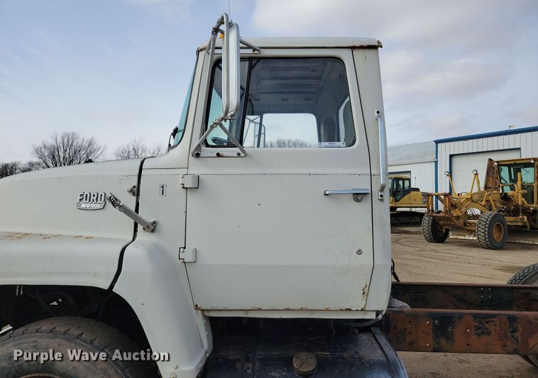 image for item NB9873 1982 Ford LN8000 truck cab and chassis