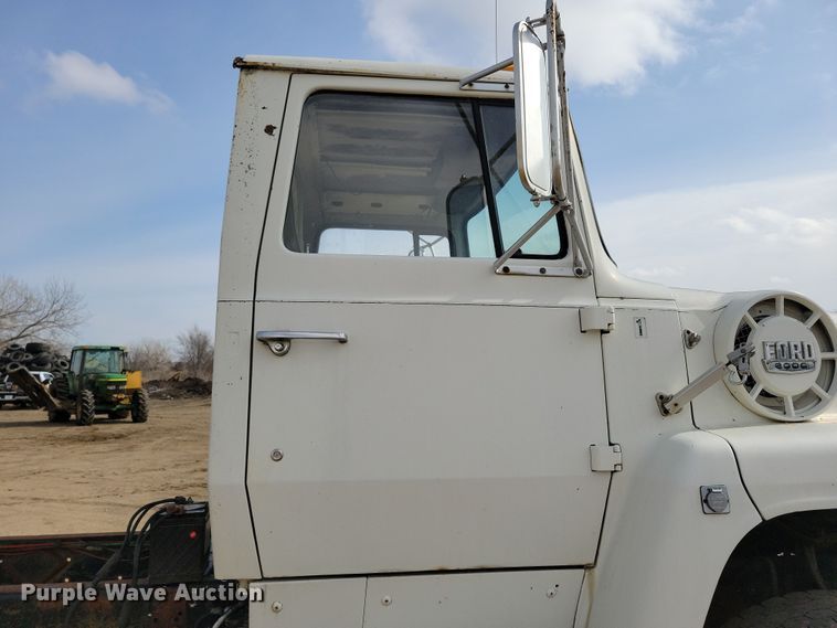 image for item NB9873 1982 Ford LN8000 truck cab and chassis