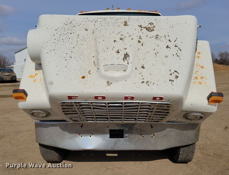 image for item NB9873 1982 Ford LN8000 truck cab and chassis