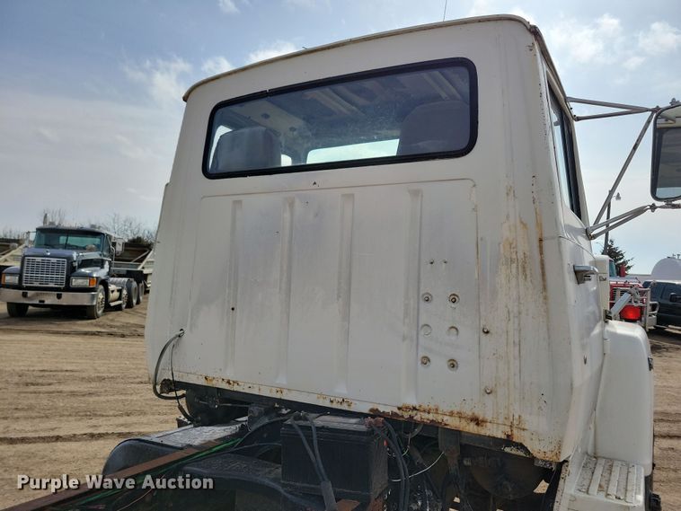 image for item NB9873 1982 Ford LN8000 truck cab and chassis