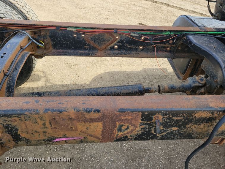 image for item NB9873 1982 Ford LN8000 truck cab and chassis