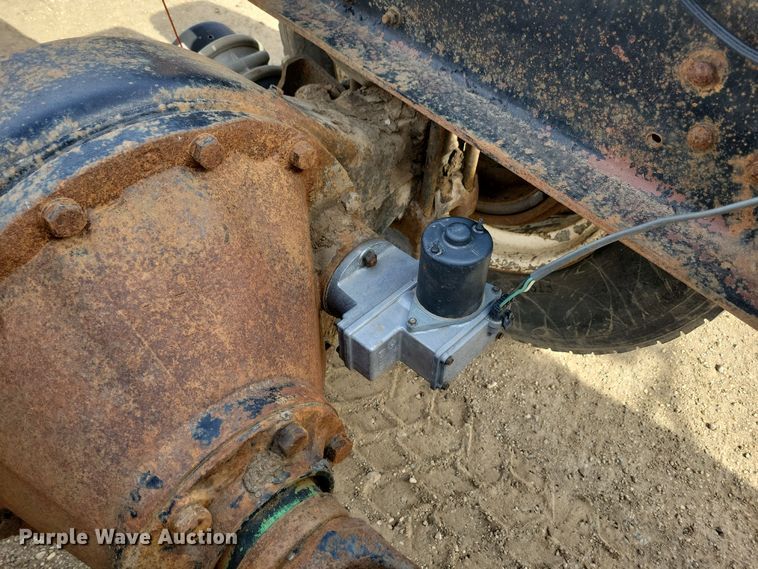 image for item NB9873 1982 Ford LN8000 truck cab and chassis