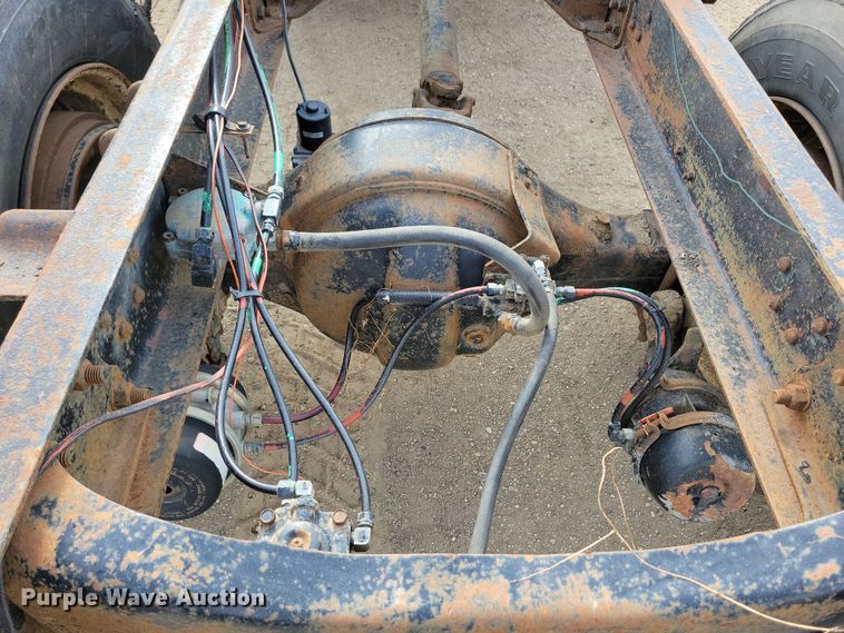 image for item NB9873 1982 Ford LN8000 truck cab and chassis