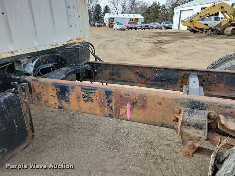 image for item NB9873 1982 Ford LN8000 truck cab and chassis