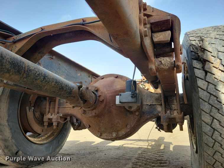 image for item NB9873 1982 Ford LN8000 truck cab and chassis