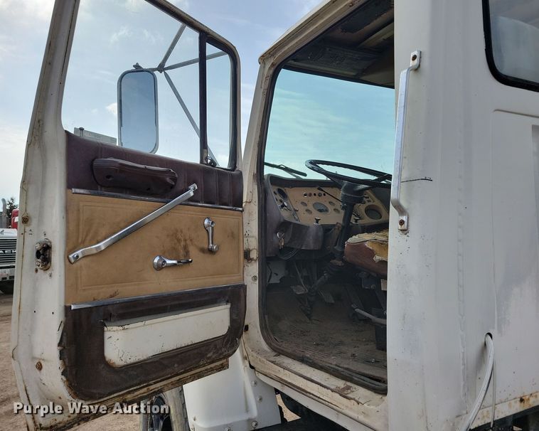 image for item NB9873 1982 Ford LN8000 truck cab and chassis