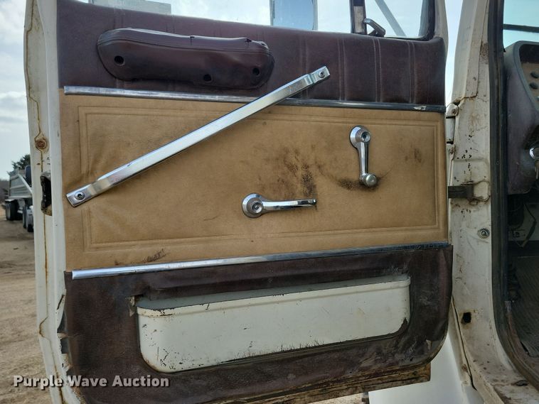 image for item NB9873 1982 Ford LN8000 truck cab and chassis