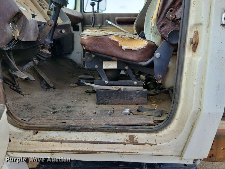 image for item NB9873 1982 Ford LN8000 truck cab and chassis