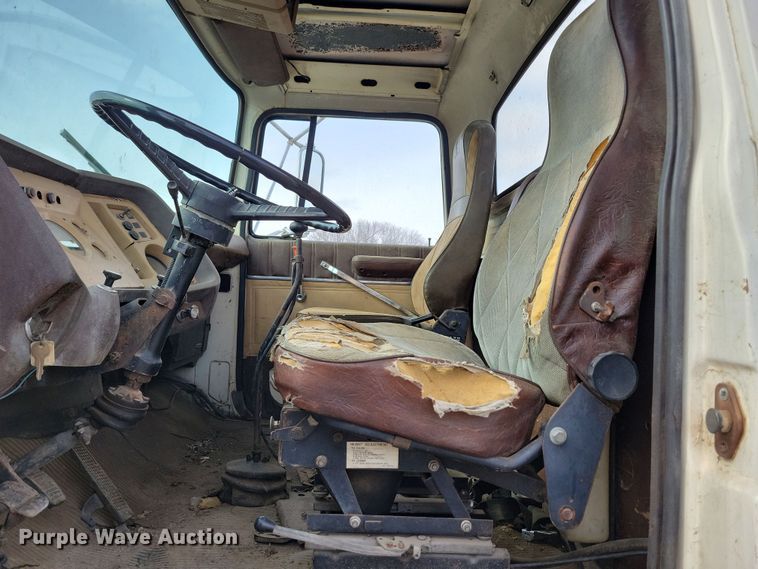 image for item NB9873 1982 Ford LN8000 truck cab and chassis