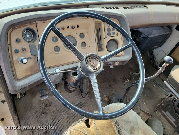 image for item NB9873 1982 Ford LN8000 truck cab and chassis