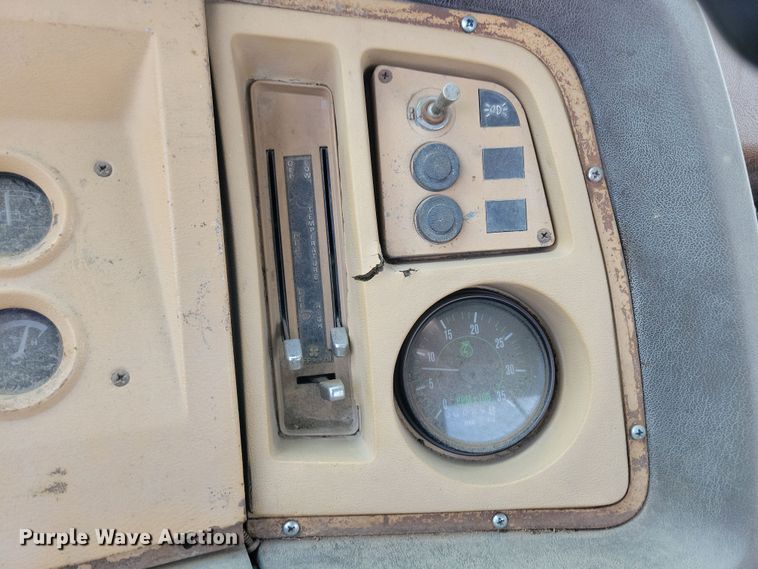 image for item NB9873 1982 Ford LN8000 truck cab and chassis