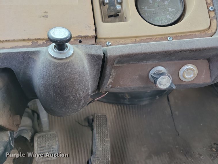 image for item NB9873 1982 Ford LN8000 truck cab and chassis