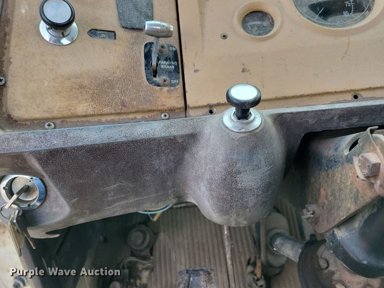 image for item NB9873 1982 Ford LN8000 truck cab and chassis