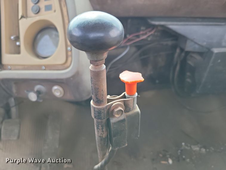 image for item NB9873 1982 Ford LN8000 truck cab and chassis