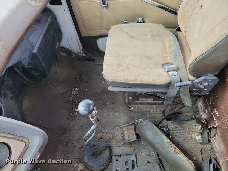 image for item NB9873 1982 Ford LN8000 truck cab and chassis