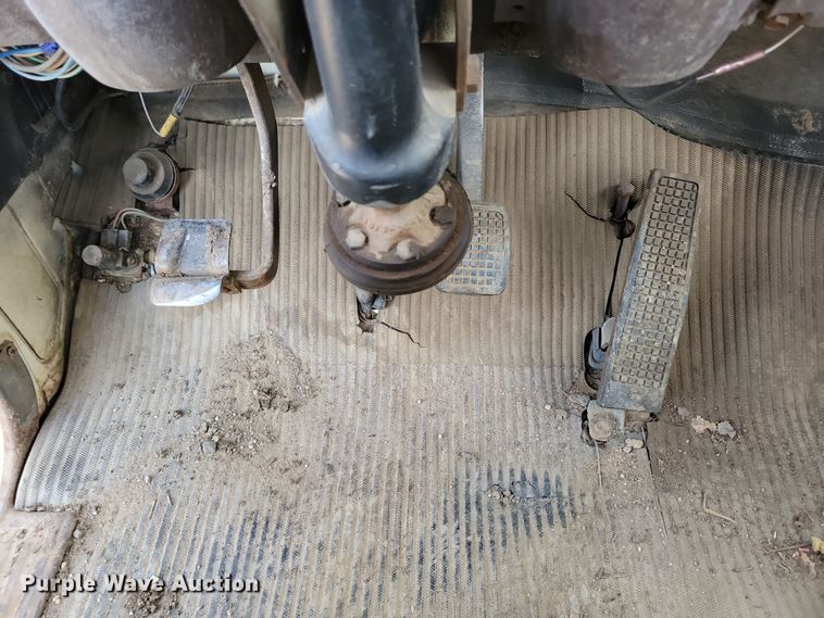 image for item NB9873 1982 Ford LN8000 truck cab and chassis