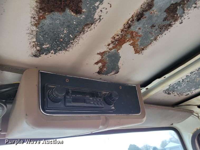 image for item NB9873 1982 Ford LN8000 truck cab and chassis