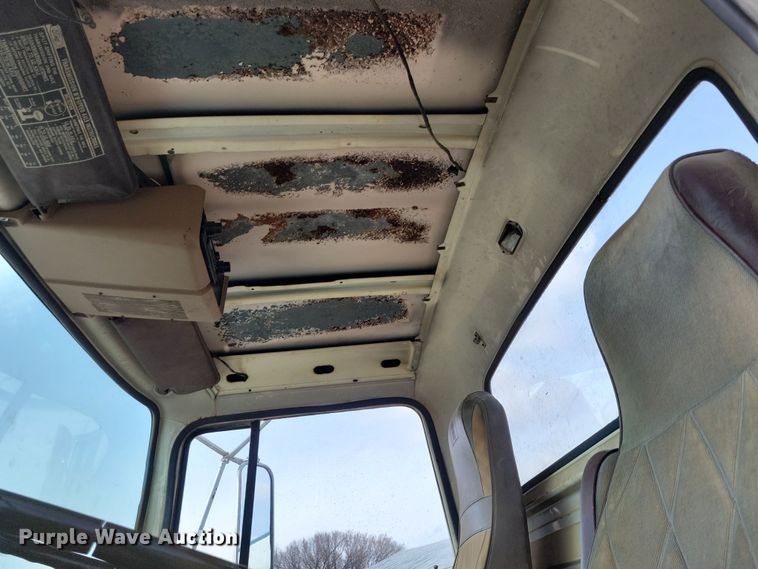 image for item NB9873 1982 Ford LN8000 truck cab and chassis