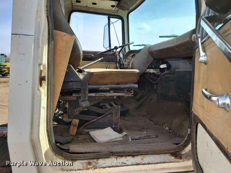 image for item NB9873 1982 Ford LN8000 truck cab and chassis