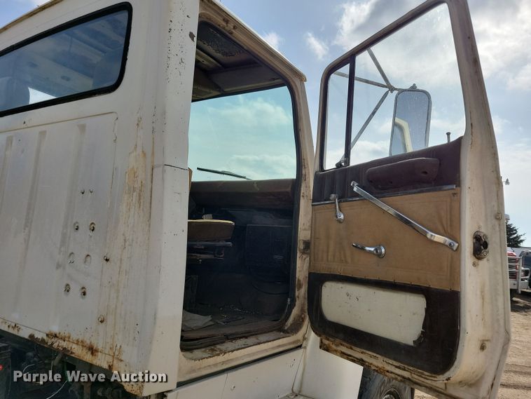 image for item NB9873 1982 Ford LN8000 truck cab and chassis