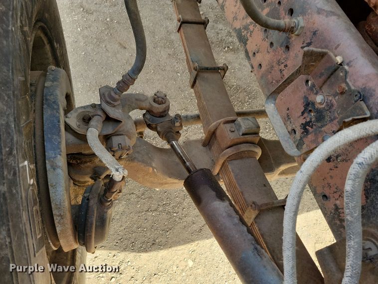 image for item NB9873 1982 Ford LN8000 truck cab and chassis