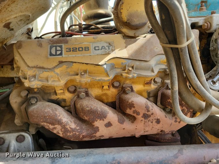 image for item NB9873 1982 Ford LN8000 truck cab and chassis