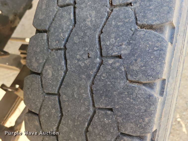 image for item NB9873 1982 Ford LN8000 truck cab and chassis