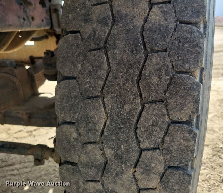 image for item NB9873 1982 Ford LN8000 truck cab and chassis