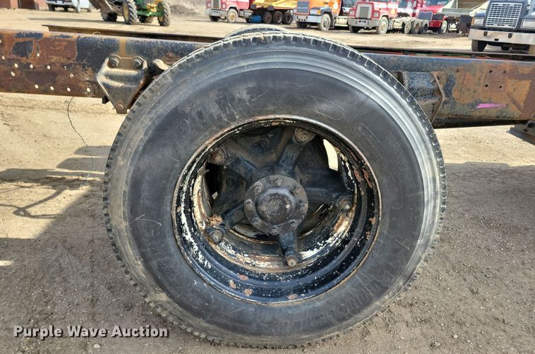 image for item NB9873 1982 Ford LN8000 truck cab and chassis