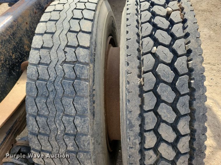 image for item NB9873 1982 Ford LN8000 truck cab and chassis