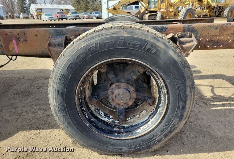 image for item NB9873 1982 Ford LN8000 truck cab and chassis