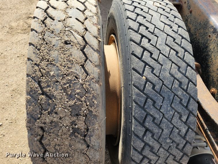 image for item NB9873 1982 Ford LN8000 truck cab and chassis