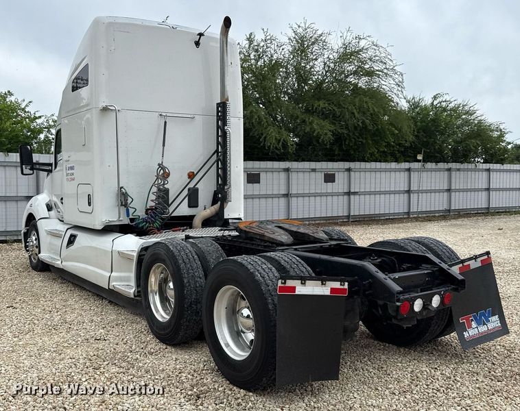 image for item YA0503 2019 Kenworth  T680 semi truck