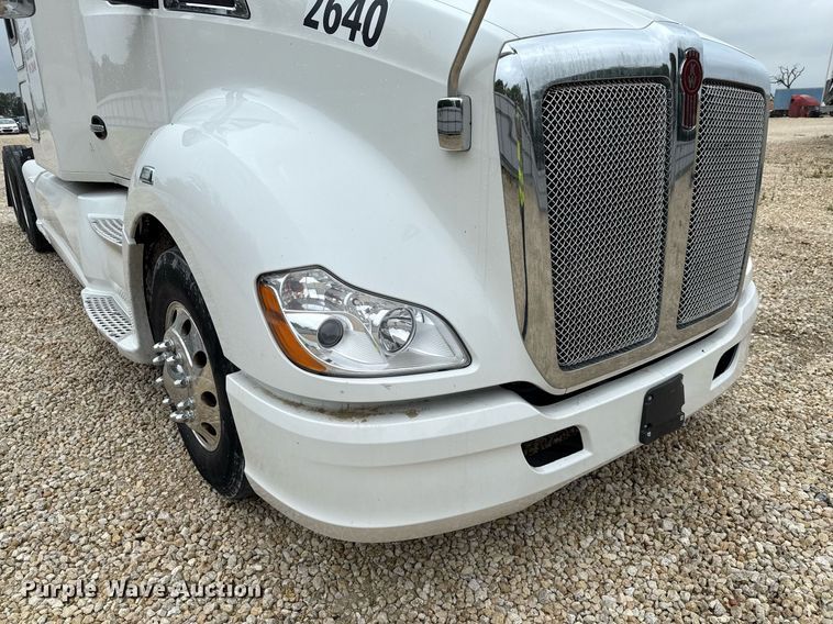 image for item YA0503 2019 Kenworth  T680 semi truck