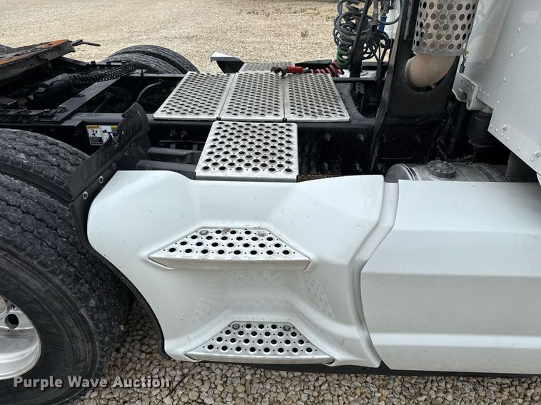 image for item YA0503 2019 Kenworth  T680 semi truck