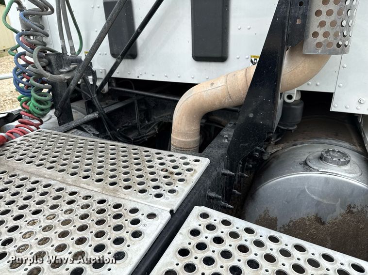 image for item YA0503 2019 Kenworth  T680 semi truck