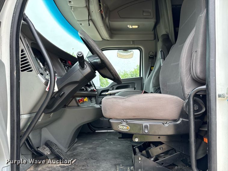 image for item YA0503 2019 Kenworth  T680 semi truck