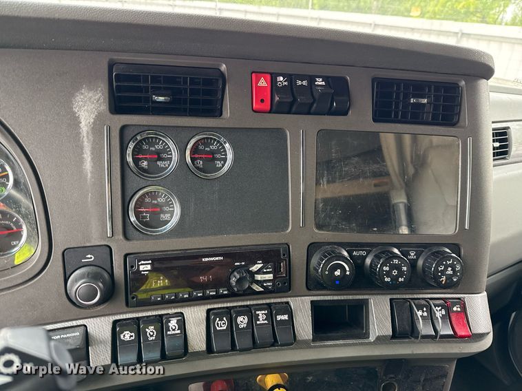 image for item YA0503 2019 Kenworth  T680 semi truck