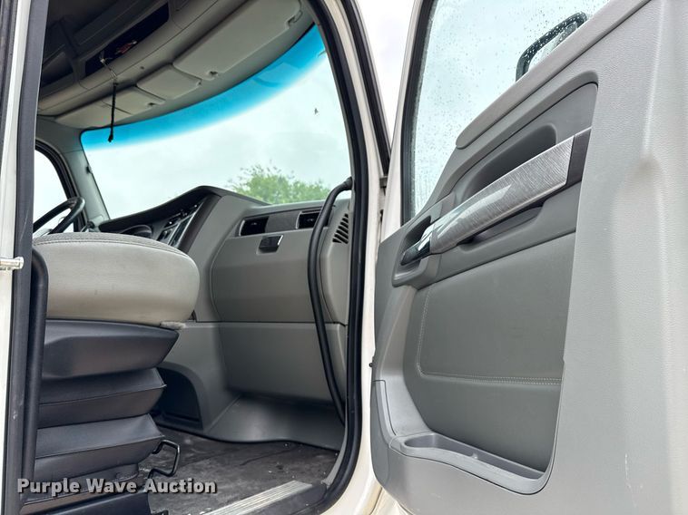 image for item YA0503 2019 Kenworth  T680 semi truck