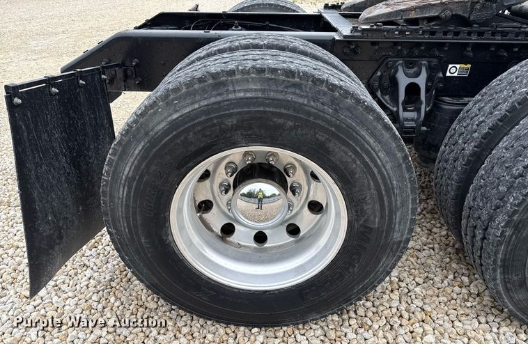 image for item YA0503 2019 Kenworth  T680 semi truck