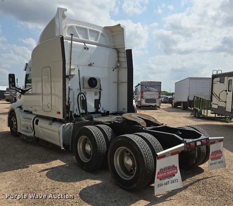 image for item YA0525 2018 Peterbilt 579 semi truck